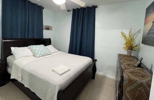 West Hollywood Apartment | 3 Bedroom 662581 by Houzlet