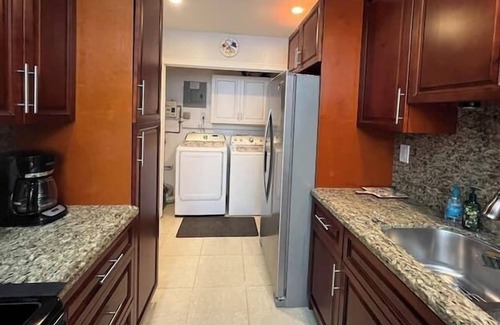 West Hollywood Apartment | 3 Bedroom 662581 by Houzlet