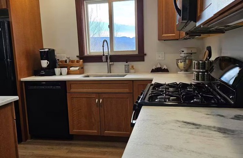 Keene House | 3 Bedroom Adirondack Retreat with Amazing Mountain views!