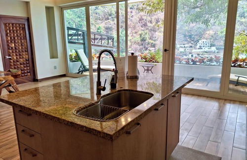 Boca de Tomatlan Apartment | 3-bedroom apartment in lovely Boca de Tomatlán with WiFi, AC