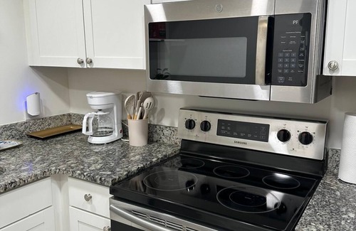 Downtown Knoxville Apartment | 3-bedroom apartment in Knoxville minutes from Neyland Stadium. Pool access.