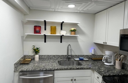 Downtown Knoxville Apartment | 3-bedroom apartment in Knoxville minutes from Neyland Stadium. Pool access.