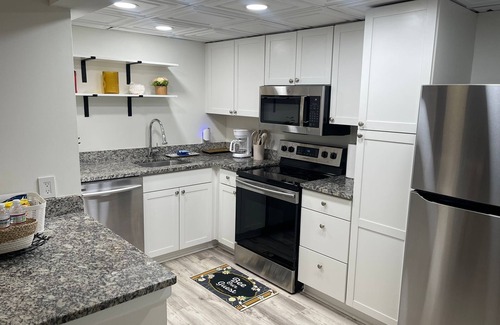 Downtown Knoxville Apartment | 3-bedroom apartment in Knoxville minutes from Neyland Stadium. Pool access.