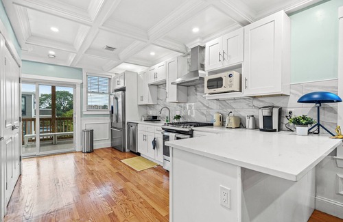 Dorchester Apartment | 3-bedroom apartment in charming Boston/Near Train