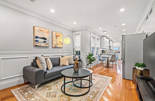 Dorchester Apartment | 3-bedroom apartment in charming Boston/Near Train