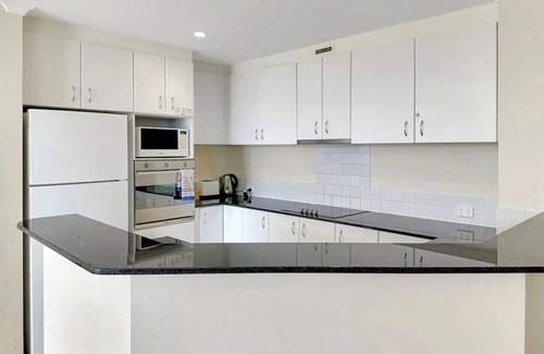 North Avoca Apartment | 3 bedroom Avoca Beach apartment with pool. Sleeps 8. 250m from the beach