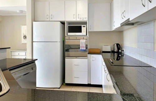 North Avoca Apartment | 3 bedroom Avoca Beach apartment with pool. Sleeps 8. 250m from the beach