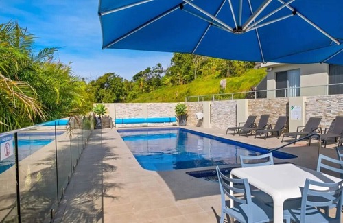 North Avoca Apartment | 3 bedroom Avoca Beach apartment with pool. Sleeps 8. 250m from the beach