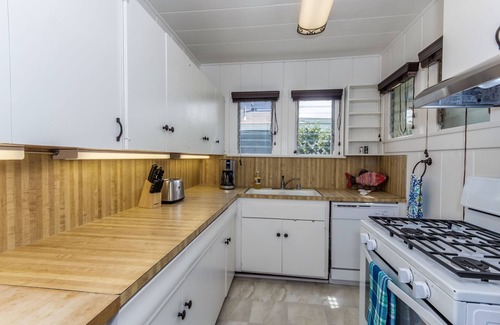Balboa Island Cottage | ☀️3 Bedroom Beach cottage on Balboa Island. 1 block to sand ⛱️