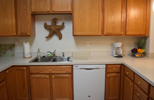 Lewes House | 3-bedroom beach themed townhome conveniently located. Enjoy a relaxing stay !