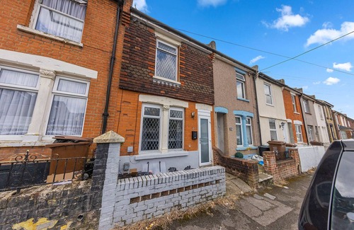 Chatham House | 3-Bedroom Building In charming Alexandra Rd