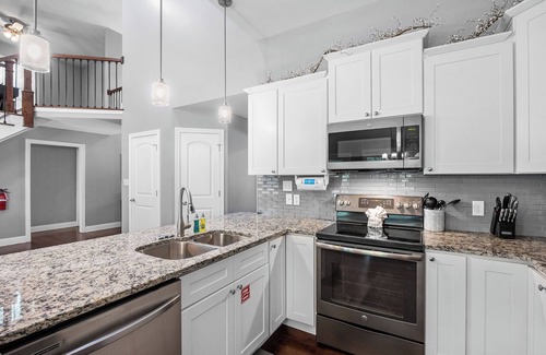 Pigeon Forge Cottage | 3-Bedroom Chalet with Arcade and Pool Table