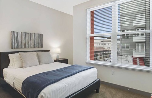 Downtown Condo | 3 Bedroom Condo 74536 by Houzlet