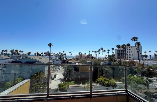 Ocean Park Condo | 3-bedroom condo in wonderful Santa Monica with AC