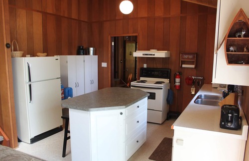 Harcourt Cottage | 3 Bedroom Cottage Lakeside Hideaway Great for one or two families!
