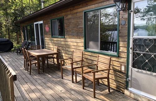 Harcourt Cottage | 3 Bedroom Cottage Lakeside Hideaway Great for one or two families!