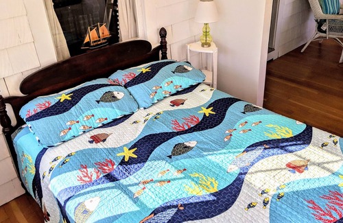 Wareham Cottage | 3 Bedroom Cozy Cottage - Three Minute Walk To Private Beach!