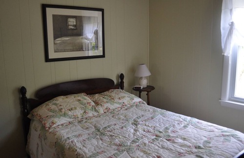 Wareham Cottage | 3 Bedroom Cozy Cottage - Three Minute Walk To Private Beach!