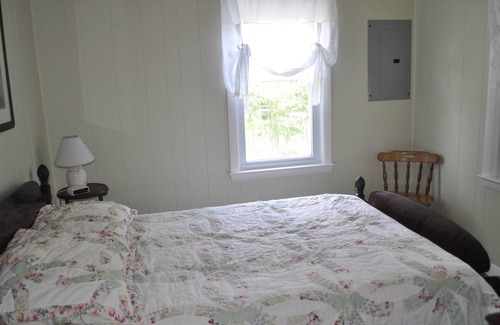 Wareham Cottage | 3 Bedroom Cozy Cottage - Three Minute Walk To Private Beach!