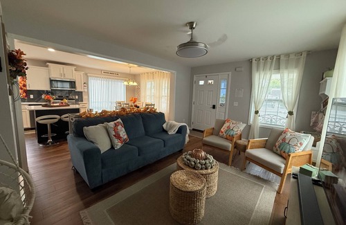 Villas House | 3 bedroom cute home walking distance to Bay in lower township