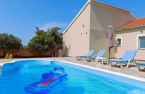 Nadin House | 3 bedroom gorgeous home in Nadin
