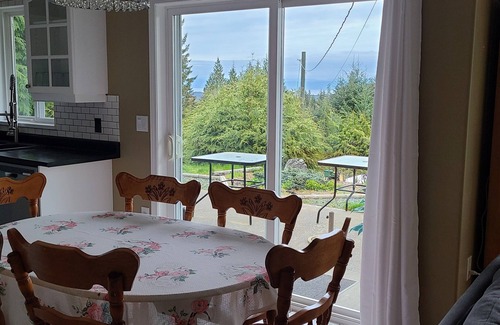 Regional District of Nanaimo House | 3 bedroom home on the outskirts of Qualicum Beach