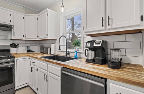 Charlotte House | 3 Bedroom House - Close to Lake Ontario!