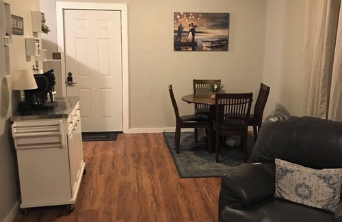 Magnolia House | 3-bedroom house in charming Magnolia with AC