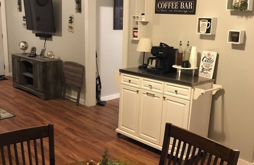 Magnolia House | 3-bedroom house in charming Magnolia with AC