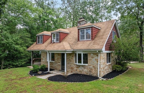 Lake Shore House | 3-bedroom house in charming Pasadena with AC