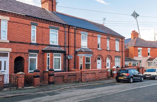 Wrexham House | 3 bedroom House Next to Wrexham FC Racecourse Stadium