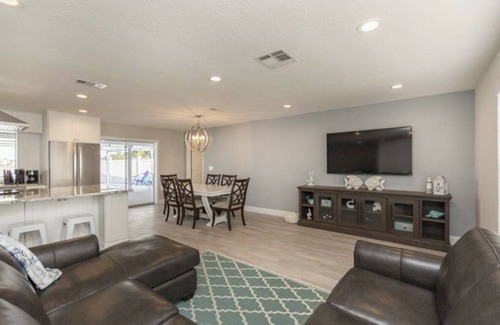 Bal Harbour House | 3-bedroom house on the water in Apollo Beach, Heated pool, Kayaks, Bikes.