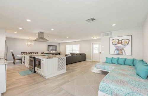 Bal Harbour House | 3-bedroom house on the water in Apollo Beach, Heated pool, Kayaks, Bikes.