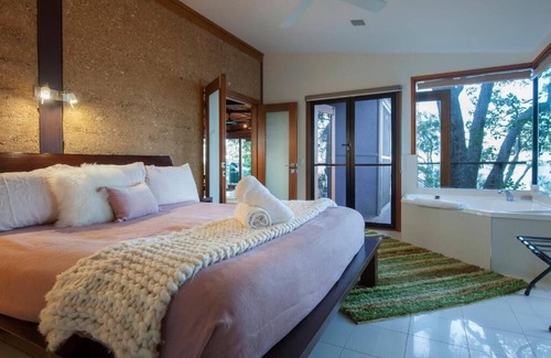Weyba Downs House | 3 Bedroom Luxury Lakehouse - Stunning 3 bedroom Lakefront house with double spas
