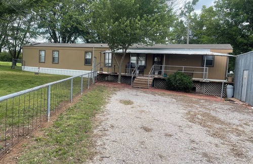 Osage County House | 3-bedroom mobile home 2 miles from Kaw Lake in beautiful Burbank with AC, WiFi