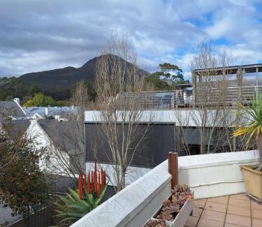 Stellenbosch Central Apartment | 3-Bedroom Penthouse in Stellenbosch for 5 Guests with Stunning Mountain Views