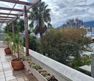 Stellenbosch Central Apartment | 3-Bedroom Penthouse in Stellenbosch for 5 Guests with Stunning Mountain Views