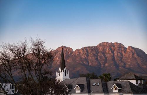 Stellenbosch Central Apartment | 3-Bedroom Penthouse in Stellenbosch for 5 Guests with Stunning Mountain Views
