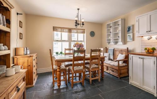 Kenmare House | 3 bedroom pet friendly home in the heart of Kenmare town