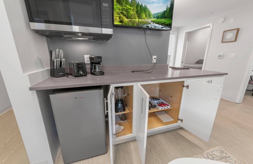 South Kansas City Apartment | 3-bedroom Pod in Kansas City w/WiFi, AC, Parking & Dedicated Workspace by UMKC