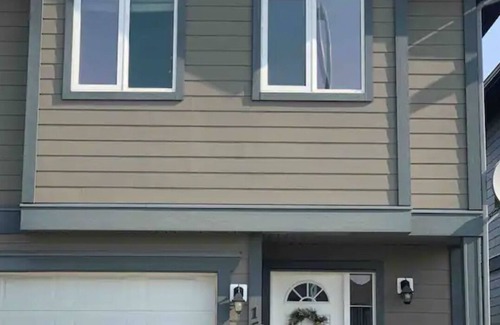 Dawson Creek House | 3 Bedroom Stylish Townhouse in a quite neighbourhood within town