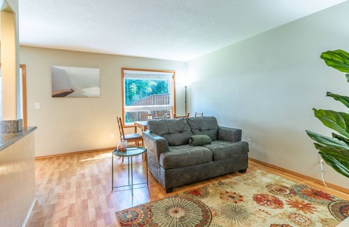 Hillsboro House | 3 Bedroom Suburb Rose Garden Home Near Intel Nike Orenco