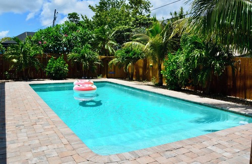 Vetter Isles Estates House | 3-bedroom tropical pool house,Near Cruise Terminals, Beaches, Disney, KSC