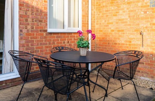 Thrapston House | 3 Bedroom W/Private Free Parking and Large Garden