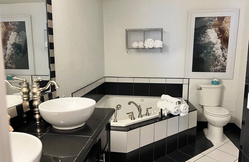 Watford City Apartment | 3 Bedroom with Jacuzzi and daily breakfast!