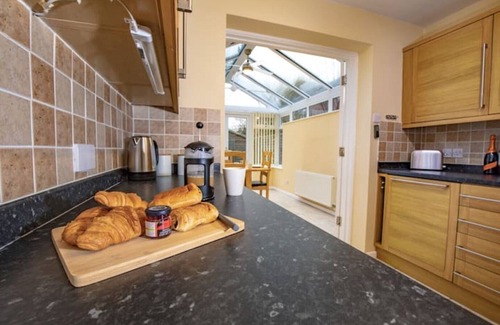 Shrewsbury House | 3 Bedroomed Family Home, 15 Minutes Walk to Town