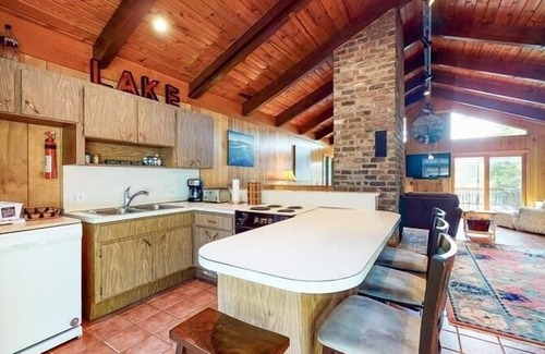 Huddleston House | 3 Bedrooms, 1 Flex Room, 3½ Bathrooms! Golden Mountain Views @ Main Lake - Dog Friendly!