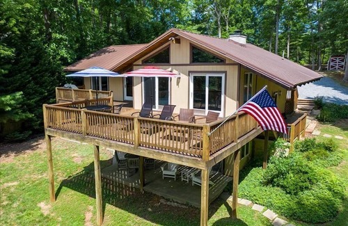 Huddleston House | 3 Bedrooms, 1 Flex Room, 3½ Bathrooms! Golden Mountain Views @ Main Lake - Dog Friendly!