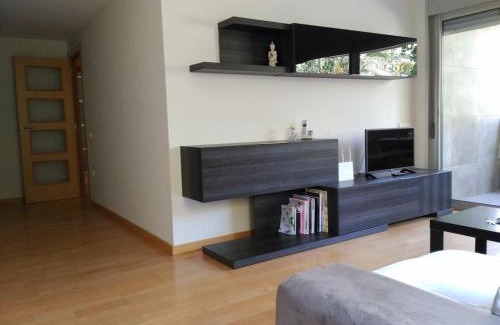 Sant Adria de Besos Apartment | 3 BEDROOMS, 2 BATHROOMS FOR 6 PAX, SWIMMING POOL, FREE PARKING and NEAR THE BEACH!