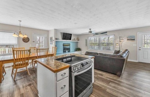 Huddleston House | 3 Bedrooms, 2 Flex Rooms, 3 Bathrooms! Covered Boat Slip & Hoist! Wifi! Come Visit "Jolly Roger"!